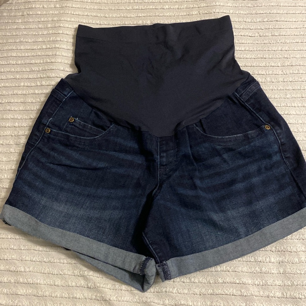 A glow maternity boyfriend shorts